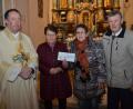 Bild: dob
Christa Wildenauer (Zweite von rechts) mit ihrem Flohmarkt "Kunst und Krempel" übergab 1000 Euro an das Mesner-Ehepaar Margareta und Helmut Braun für den Blumenschmuck in der Filialkirche St. Thomas. Pfarrvikar Ronald LIesaus (links) bedankte sich im Namen der Pfarrgemeinde für diese finanzielle Zuwendung.
