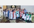 Bild: soj/exb
Die Sternsinger mit Pfarrer Pater Anish George (links) nach dem Gottesdienst.