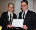 Bild: kro
Christian Doleschal (rechts) überreichte an Bürgermeister Bernd Sommer die Auszeichnung.