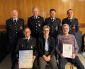 Bild: att/exb
Martin Panzer (sitzend, links) ist neues Ehrenmitglied der Feuerwehr Thumsenreuth, Stefan Weiß wurde für 40 Jahre Mitgliedschaft im Verein ausgezeichnet. Dazu gratulierten unter anderem Bürgermeisterin Marion Höcht sowie die Führungsriege der Brandschützer um Zweiten Vorsitzenden Rainer Schwingshandl (hinten, von links), Vorsitzendem Bertold von Lindenfels, Kommandant Thomas Busch und Zweitem Kommandanten Christian Sirtl.