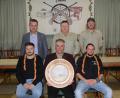 Bild: soj/exb
Der neue Schützenkönig Hubert Putzer (sitzend, Mitte) mit seinen Rittern Dominik Plannerer (sitzend, links) und Alexander Fischer (sitzend, rechts). Zu den Gratulanten zählten (hinten, von links) Bürgermeister Wolfgang Söllner, Vorsitzender Gerhard Plannerer und Schießleiter Sebastian Müller.