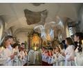 Bild: gri
Das Luftkreuz in der Kirche und die Ministranten stehen Spalier: In Wutschdorf feiert Pfarrer Moses Gudapati sein 25-jähriges Priesterjubiläum.