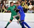 Bild: Thomas Schrems
Der FC Weiden-Ost hat den 1. IGZ Karriere-Cup des SV Steinmühle gewonnen. Im Finale besiegte der Bezirksligist den TSV Waldershof mit 2:1. Hier hat der Waldershofer Nick Adam (hinten) das Nachsehen gegen die Weidener Andreas Ruhland (links) und Torwart Eric Schlesinger (rechts).