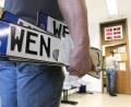 Archivbild: Gabi Schönberger
Seit September ist der Gang zur Kfz-Zulassungsstelle nicht mehr nötig. Fahrzeuge können auch im Internet zugelassen werden. In weiten Teilen Deutschlands ist diese Online-Funktion nun gesperrt – die Oberpfalz bleibt davon allerdings verschont.