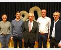 Bild: fdl
Nicht nur Bürgermeister Hermann Falk (Zweiter von rechts) gratuliert Helmut Sperber (Mitte) zum 80. Geburtstag, sondern auch der Vorsitzende des Männerchors, Wolfgang Falk (rechts), sowie Selina Dorner und Andreas Falk für die DJK Ehenfeld-Massenricht.