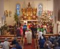 Bild: Pfarramt Plößberg, Schönkirch/exb
Pfarrer Thomas Thiermann sandte in Schönkirch 26 Sternsinger aus.