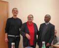 Bild: Maria Scheurer/exb
Pfarrer Johnson (rechts) und Joachim Kellner (links) verabschieden Annette Walther.