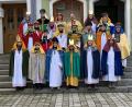 Bild: Pfarramt Waldeck/exb
Pfarrer Heribert Stretz (hinten, Mitte) segnete die Sternsinger, bevor sei ihren weg durch die Pfarrei antraten.