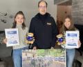 Bild: Andrea Bänker/exb
Elisa Wenzl (links) und Emilia Jaspers (rechts) übergaben an Joachim Helbig vom Wünschewagen ihre eingenommenen Spenden.