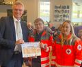 Bild: cro
Stefan Meiler (links), Vorsitzender des MGV Flossenbürg, übergibt 500 Euro an die Helfer vor Ort, Heike Sladky (Mitte) und Eva Pentner (rechts).