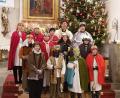 Bild: cro
Die Sternsinger versammelten sich an der Pfarrkirche St. Pankratius, um in vier Gruppen von Haus zu Haus zu ziehen.