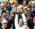 Bild: Hartmut Reeh/ picture alliance / dpa
Kapitän Franz Beckenbauer (Mitte) hebt an der Seite von Torhüter Sepp Maier (rechts) und dem englischen FIFA-Präsidenten Stanley Rous (links) am 7. Juli 1974 nach dem Finalsieg gegen die Niederlande (2:1) im Münchner Olympiastadion den eroberten WM-Pokal hoch. Der "Kaiser" hat dem Verein Fanhilfe ein ähnliches Bild zur Versteigerung signiert zur Verfügung gestellt.