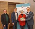 Bild: Fabian Polster/Landratsamt Tirschenreuth/exb
Stellvertretender Personalratsvorsitzender Richard Schiedeck, Personalchef Walter Brucker (von links) und Landrat Roland Grillmeier überreichten die Spende von 750 Euro an Dr. Annemarie Schraml.