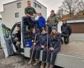 Bild: Tobias Gräf
Von links nach rechts: Jakob Kaiser, Leiter Andreas Stümpfl, Lorena Koppmeier, Anton und Leni Wolfsteiner, Lukas Stark, Eva Stief und Felix Krumpholz haben mit Pritschenwagen über 100 Christbäume in Sulzbach-Rosenberg eingesammelt. Für das kostenlose Verleihen der Autos sind sie der Baufirma Gnan und Köper und der Zimmerei Steger sehr dankbar.