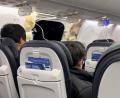 Bild: Elizabeth Le/Elizabeth Le/AP
Passagiere sitzen in einer Boeing 737-9 Max in der Nähe des abgerissenen Kabinenteils.