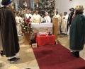 Bild: ct
Zusammen mit Mitbrüdern und den Schlichter Sternsingern als Ministranten zelebriert Pater Jimmy Joseph den Dankgottesdienst zu seinem Priesterjubiläum.