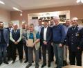Bild: gi
Der agile Friseurmeister Gerhard Wittmann (Mitte) feiert seinen 80. Geburtstag. Familie, Gratulanten und Vereinsvertreter lassen ihn hochleben. Wie hier die SpVgg, der SpVgg-Förderkreis, die Feuerwehr und der OWV. Auch Bürgermeister Armin Bulenda (links) gratuliert.