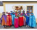 Bild: rgl
Die Sternsinger in Neudorf geben ein farbenprächtiges Bild ab.