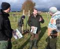 Bild: Armin Hofbauer/AELF Regensburg-Schwandorf/exb
Wildlebensraumberater Balduin Schönberger (Mitte) konnte Landwirt Gerhard Flierl (Links) und den Vertreter der Sielmann-Stiftung, Bernhard Gohlke (Rechts), dafür gewinnen, im Rahmen des Modellgebiets „Rebhuhn Mittlere Oberpfalz“ eine Streuobstwiese anzulegen.