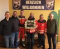 Bild: ffz
Auch für die vorherigen Einsatzfahrzeuge wurde ein Zuschuss gegeben. Für das neue gab es 1000 Euro. Im Vereinsheim bedanken sich Max Fuchs, Florian Eibl, Thomas Rauch von den Vertretern des FC Hirtweiher Schriftführer Christian Bösl, Vorsitzender Benny Walberer und Zweiter Vorsitzender Josef Bösl (von links).