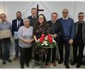Bild: Gerlinde Koch/exb
Der neue Heimleiter Konrad Nickl (links) und Pflegedienstleiter Martin Skutella (Zweiter von links) verabschieden Diakon Wolfgang Reuther (Vierter von links) im Kreise seiner Familie und weiterer Gäste.