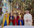 Bild: Christine Schwarz/exb
Pfarrer Josef Irlbacher (rechts) empfängt die Paulsdorfer Sternsinger Paulsdorf zurück in der Kirche.