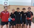 Bild: plo
Das Tischtennis-Team mit (ab Zweiter von links) Johannes Luber, Theo Wunderer, Sascha Stengl und Michael Fichtner steigt in die Landesliga auf. Jugendleiter Matthias Eigner (links) freut sich darüber.