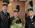 Bild: ksa
Vorsitzender Armin Kraus (links) und sein Vize Georg Rubenbauer (Mitte) gratulieren dem Jubilar Georg Schaller zum 90. Geburtstag.