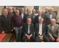 Bild: cro
Der neue Vorstand des Männergesangvereins Flossenbürg mit Vorsitzendem Stefan Meiler (vorne, Mitte) neben dem Ehrenvorsitzenden Willy Stahl (vorne, von rechts) und dem Ehrenvorsitzenden des Sängerkreises Nordoberpfalz, Herbert Kick (vorne, Dritter von rechts).