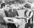 Archivbild: Archiv Pflamminger/Repro Hösamer
Vor dem "Spiel der Spiele" am 2. August 1970 in Schwarzenfeld: Bayern-Kapitän Franz Beckenbauer (links) tauscht Wimpel mit FC-Spielführer Franz Flor (rechts).