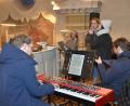 Bild: dob
Die Musikgruppe "Casamento" mit Michael Ertl (Orgel/Keyboard), Dominik Herzner (Gitarre), Johanna Pickert (Violine), Lena Rötzer und Steffi Siegl (Gesang) begleitet den Jubiläumsgottesdienst.