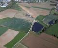 Luftbild: Bernd Georgi
Bei der Utzhütte (Kümmersbruck) entsteht gerade eine große Photovoltaik-Freiflächenanlage im Umfeld der künftigen Westumgehung. Ihre Trasse wird hier einmal von rechts unten nach links oben (also quer durchs Bild) führen.
