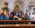 Bild: Brigitte Meyer/exb
Die Aussendung der Sternsinger in der Pfarrkirche in Wernersreuth: (vorne, von rechts) Pfarrer George, Benedikt Frank, Simon Helm, Jan Pilsak, Bastian Heindl, Niklas Artmann und Paul Meyer sowie (hinten, von links) Fabian Meyer und Stefan Frank vom Pfarrgemeinderat.