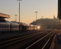 Bild: olr
Am Mittwochmorgen war der "Alex" (hier im Schwandorfer Bahnhof) noch nicht von den Auswirkungen des GDL-Streiks betroffen - ab 11 Uhr aber streikten auch Fahrdienstleiter in den Stellwerken. Damit stand der gesamte Bahnverkehr still.