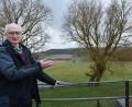 Bild: Stephan Huber
Josef Luber, Kopf des Widerstandes gegen die in Massenricht geplanten Windräder, schaut von der Terrasse von Martin Fellner aus auf die Waldfläche, wo die Anlagen entstehen sollen.
