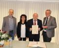 Bild: Franz Bucher/exb
Zu seinem 75. Geburtstag bekommt Franz Pertl (Zweiter von rechts mit Lebensgefährtin Gisela) die Ehrenmedaille der Gemeinde Tiefenbach. Bürgermeister Ludwig Prögler (rechts) und sein Stellvertreter Josef Königsberger überreichen sie.