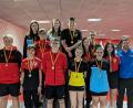 Bild: ruw
Kreisspielleiter Uwe Rupprecht (rechts) ehrte alle Medaillengewinner der Meisterschaft (von links): Manuel Peter, Sebastian Karl, Mia Pirner, Simeon Morlang, Oliver Hampl, Lena Plößel, Leon Plößel, Theresa Neidl, Emma Hampl, Tim Hartmann, Marie Knauer und Lina Karl.