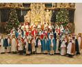Bild: Pfarrei Waldsassen/exb
Die Sternsinger der Pfarrei Waldsassen im Altarbereich der Basilika.