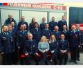 Bild: jml
Die geehrten und beförderten Feuerwehrmänner und -frauen (Mitte) sind der Stolz der Kohlberger Wehr. Kommandanten Matthias List, Johannes Kummer und Dominik Zwack (stehend, Erster, Zweiter und Vierter von links) sowie die Vorstände freuen sich auf weitere gute Zusammenarbeit mit ihnen.