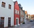 Bild: Stephan Huber
Das Ehhäusl in Amberg (rot verputzt) galt lange als "kleinstes Hotel der Welt".