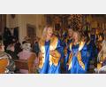 Bild: sei
Gute Laune bei den Sängern von „Hope and Joy“ und den Zuhörern in der Felixkirche in Neustadt. Der Chor tritt temperamentvoll auf und den Zuhörern wird es so warm beim mitklatschen,, dass sie teilweise sogar die Jacken ausziehen.