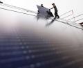 Bild: Oliver Berg/dpa
Handwerker montieren auf dem Dach eines Wohnhauses Solarmodule. Besonders in dieser Branche sind Arbeitskräfte gesucht.