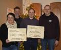 Bild: dob
Bettina und Johannes Bauer (von links) übergeben zusammen mit Rudolf Grundler (Mitte) an Michael Sporrer aus Kirchenthumbach von der Organisation "Hilfe für Anja" die Spendensumme in Höhe von 6100 Euro.