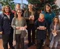 Bild: BRK/exb
Die glücklichen Sieger der BRK-Aktion strahlen bei der Gewinnvergabe mit den Leiterinnen der Jugendarbeit im BRK Kreisverband Weiden und Neustadt/WN, Stephanie Busch (links) und Elisabeth Stenzel (hinten rechts).