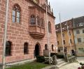 Bild: Andreas Royer
Im Sulzbacher Rathaus ist auch bei der Bürgermeisterwahl im Mittleren Sitzungssaal der Stimmbezirk 4 als Wahllokal eingerichtet. Ab 18 Uhr können Bürger auf der gleichen Etage direkt daneben im Großen Rathaussaal das Einlaufen der verschiedenen Ergebnisse aus den Urnen- und Briefwahlbezirken verfolgen.