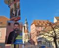 Bild: Tobias Gräf
Stefan Frank (unteres Plakat) will Michael Göth im Rathaus ablösen. Doch gleichzeitig hat er den Amtsinhaber im Wahlkampf nur mit Samthandschuhen angefasst.