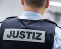 Symbolbild: Sebastian Gollnow/dpa
Ein Justizbeamter steht in einem Gerichtssaal.