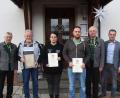 Bild: soj/exb
Bürgermeister Wolfgang Söllner (von rechts) und Vorsitzender Reinhold Schraml sowie Josef Bauer (von links) dankten den Geehrten Norbert Henschel, Nicole Wartinger und Thomas Plannerer.