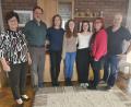 Bild: Johannes Bodensteiner/exb
Internationaler Besuch aus den USA und Australien in Albersrieth: Angela Bodensteiner, Mark und Karol Kamrath aus Florida, Winter Edwards aus Adelaide (Australien), Emily, Brigitte und Markus Bodensteiner (von links).