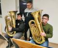 Bild: Portner
Michael Schlagenhaufer (links) und Matthias Gleißner aus der Gemeinde Niedermurach treffen sich zum gemeinsamen Unterricht an der Tuba. Diplom-Musiklehrer Stefan Karl hat einen Faschingshit aufgelegt. .
